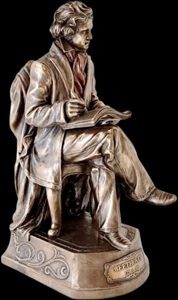 Sideprofil af Beethoven bronze figur, hvor han skriver i et nodeark. Detalje af kappe og tøj